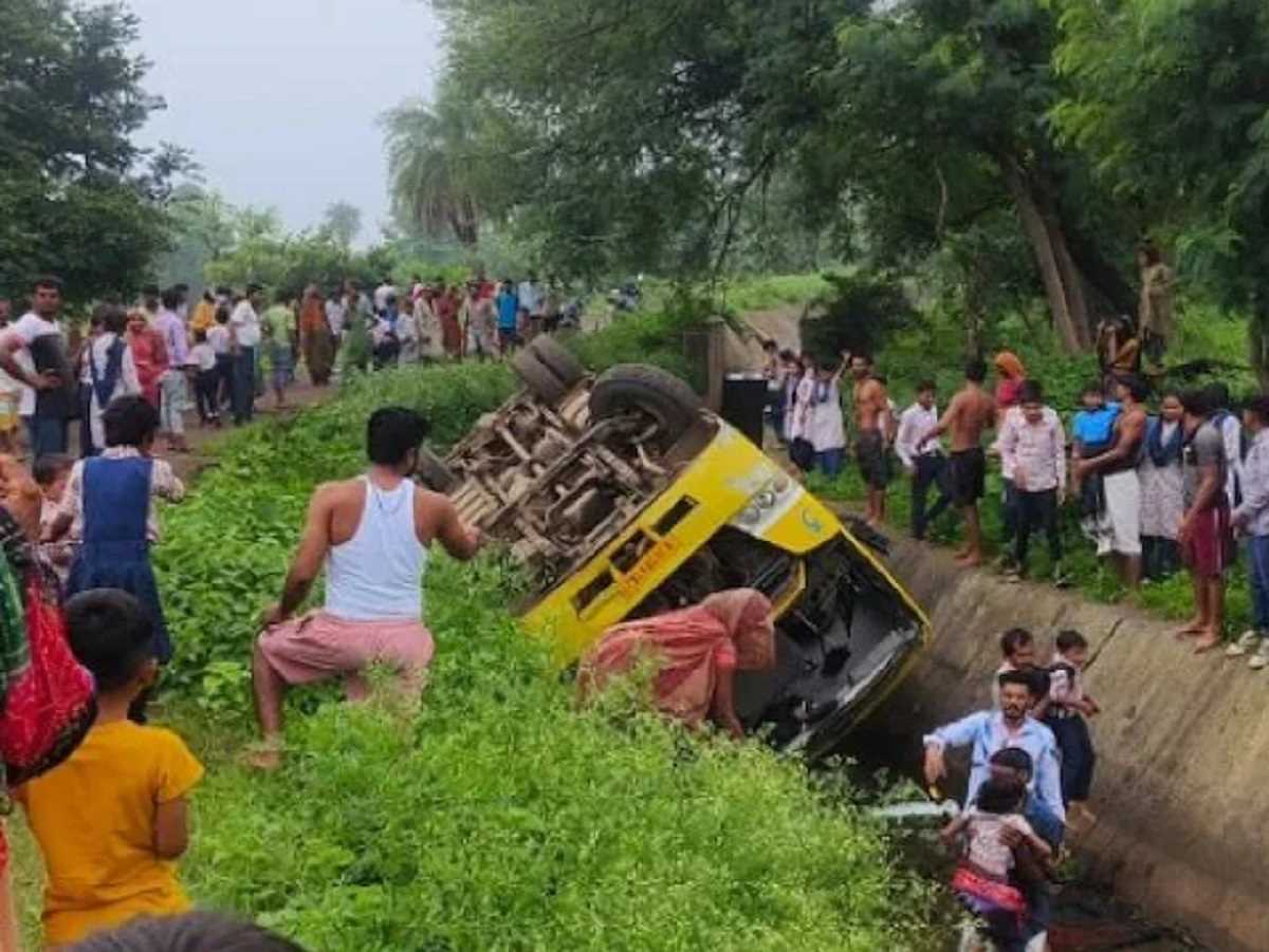 बांसवाड़ा में बच्चों को स्कूल ले जा रही बस नहर में गिरी, कई बच्चे घायल